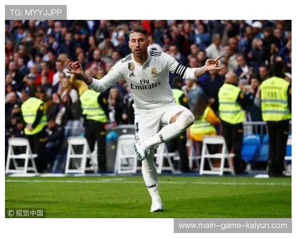 维尼修斯灵动脚法化解包围，皇马边线推进如水流般自然